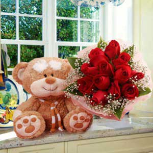 Red roses and  bear