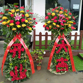 Couple of luxurious opening basket